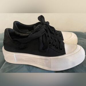 Alexander McQueen- Primsoll sneaker
Size 37